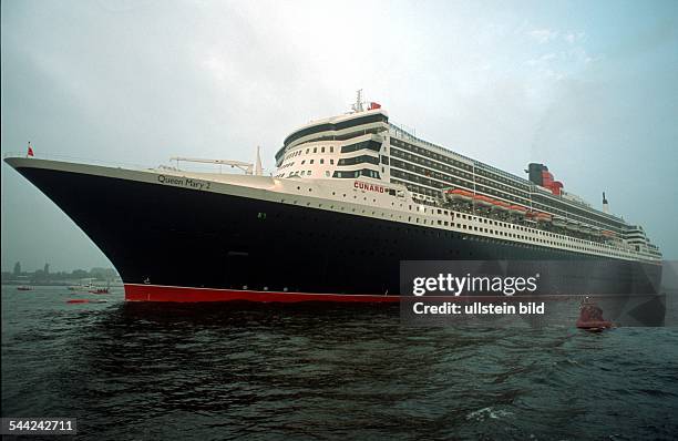 Deutschland, Hamburg, Luxusliner QUEEN MARY 2 bei der Einfahrt auf der Elbe