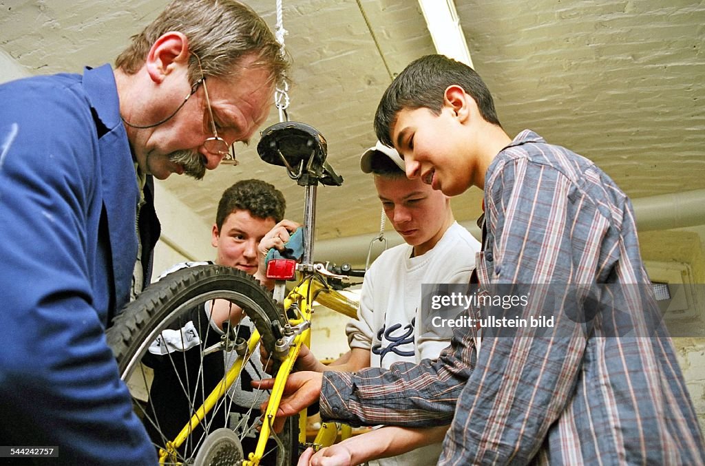 Schule, Hauptschule: Schueler in der schuleigenen Fahrradwerstatt