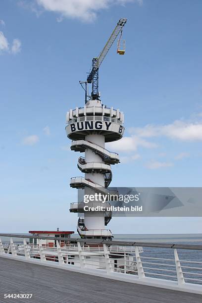 Niederlande, Scheveningen: Pier mit Bungee Sprungturm.