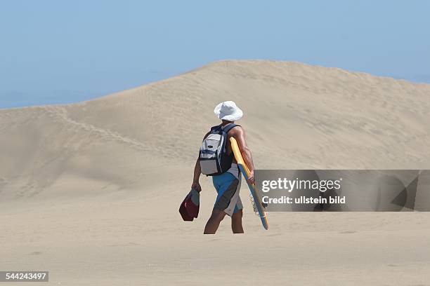 Spanien, Gran Canaria, Tourist in den Dünen von Maspalomas