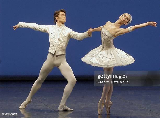 'George Balanchine Ballet Night' in the Deutsche Oper, Berlin, with music by Tchaikovsky and Stravinsky ; - choreographer: George Balanchine-...