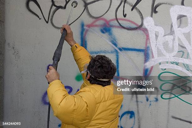 Deutschland; Sachsen, Dresden - 1-Euro-Jobs: Grafittis werden von einem 1 Euro Jobber entfernt-