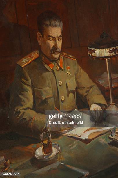 Georgien, Gori: Stalinmuseum in Josef Stalins Geburtsstadt - Gemälde zeigt Stalin mit einem Glas Tee schreibend am Arbeitstisch.