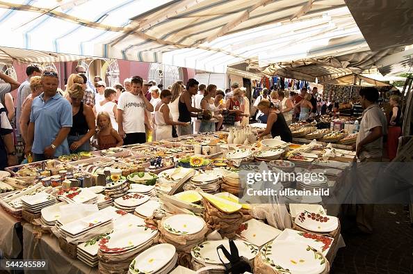 Keramik auf dem Markt von Bardolino News Photo