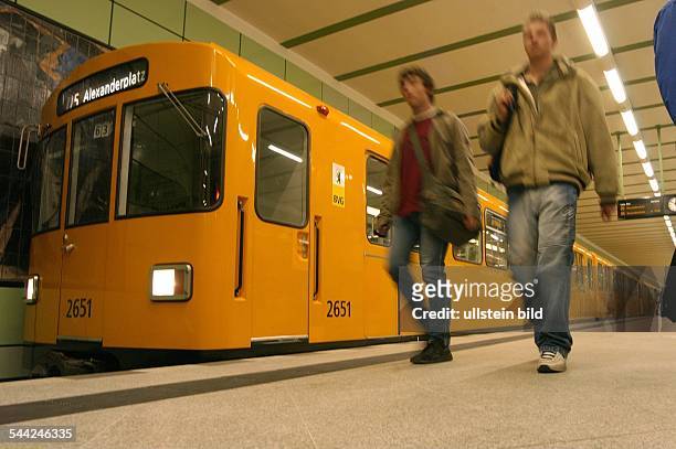Berliner Verkehrsbetriebe BVG: U-Bahnzug der Linie U5 im U-Bahnhof Magdalenenstraße