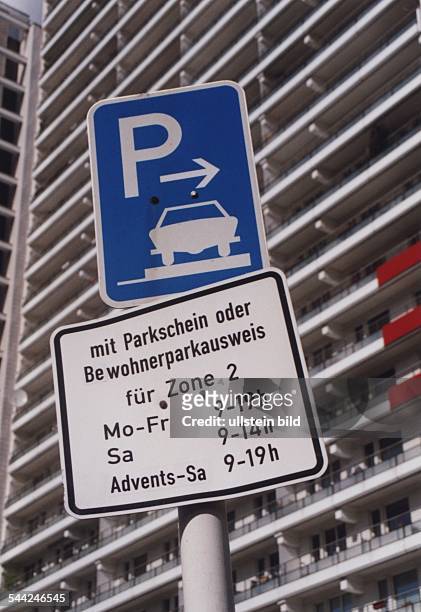 Schild "Parken auf dem Gehweg mit Parkschein oder Bewohnerparkausweis fuer Zone 2" mit Uhrzeiten und Wochentagen in Berlin-Mitte