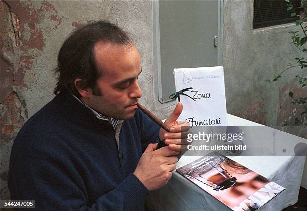 Italien, Rom, Rauchverbot in allen Gebauden, Cafes und Restaurants, "vietato fumare", im Freien vor einem Restaurant ist eine Raucherzone...