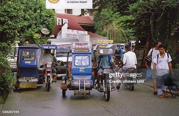 Philippinen, Insel Boracay: Tricycles, das haeufigste Verkehrsmittel auf der Insel. Pkw-Taxen gibt es nicht.