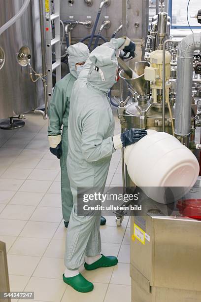 Deutschland Berlin - Mitarbeiter der Berlin-Chemie bei der Produktion von Arzneimittel in Berlin-Adlershof - Dezember 2004