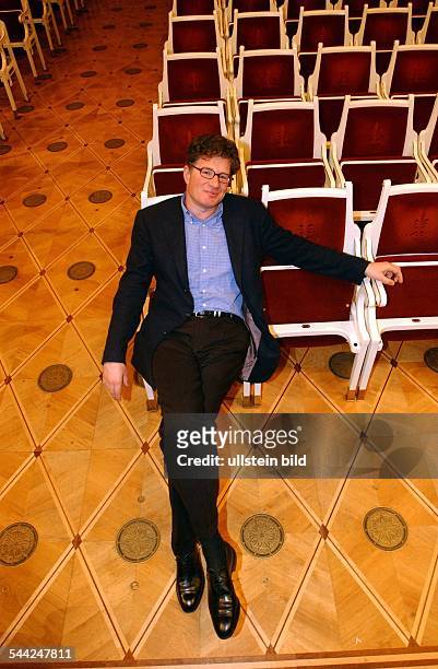 Roger Willemsen, Journalist, Fernsehmoderator - als Stuhlpate im Konzerthaus Berlin