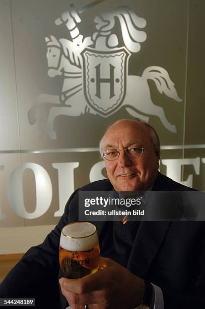 Wolfgang Burgard - Manager, DVorstandsvorsitzender der Holstenbrauereimit einem Glas Holsten-Bier