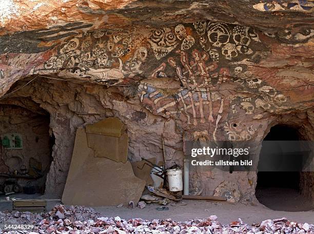 Australien, South Australia, Coober Pedy - Bemalte Waende am Opalmineneingang, Crocodile's Nest in Coober Pedy, ein Ort an dem sich viele Kuenstler...