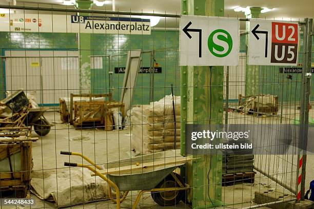 Deutschland, Berlin: Baustelle am U-Bahnsteig der U-Bahnlinie U8 in Berlin. Im Vordergrund der Bauzaun und die Wegweiser zur S-Bahn und den...