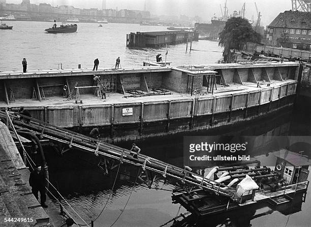 Deutschland, Hamburg Hafen: Arbeiten am Docktor vom Dock Elbe 17 der Schiffswerft Blohm und Voss - undatiert, 1958 / 1959Fotografie: Hugo...