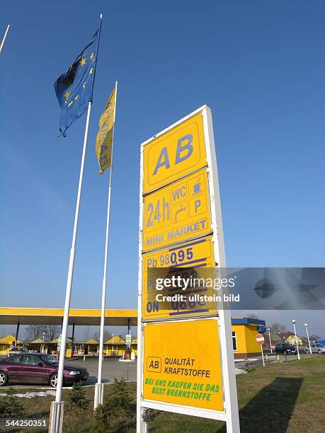 Polen, Osinów Dln. - Preisschild an einer Tankstelle in Osinów Dln. Etwa 1 Kilometer hinter dem Grenzübergang Hohenwutzen an der Oder.