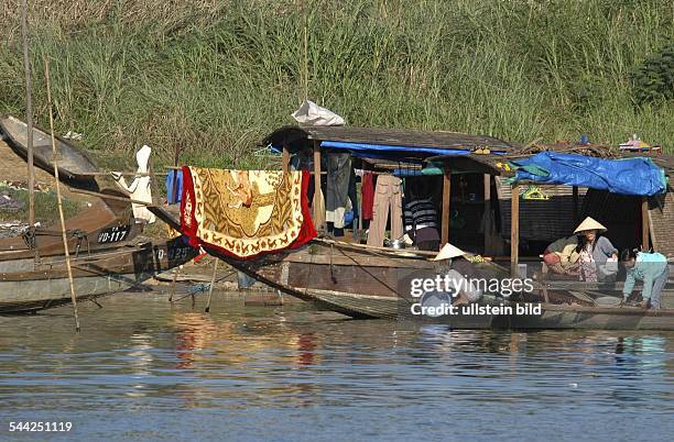 Vietnam: Hausboot einer Fischerfamilie auf dem Huong Giang .