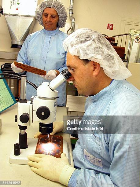 Pruefung von elektronischen Chips unter dem Mikroskop in einem Labor