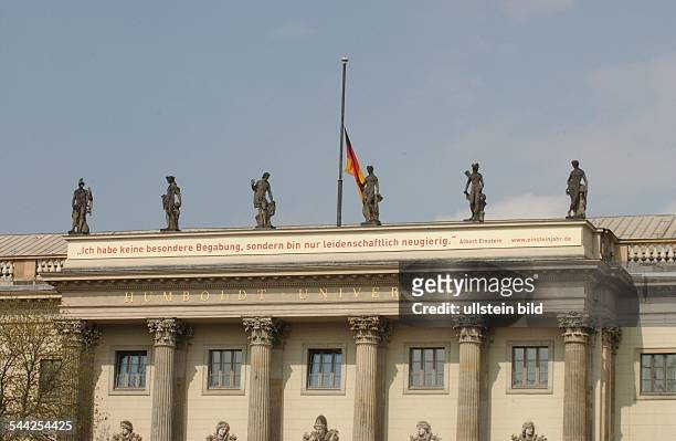 Deutschland, Berlin Mitte : aus Anlass des Einsteinjahreswurde die Humboldt-Universitaet Unter den Linden mit einem Zitat von Albert Einstein versehen