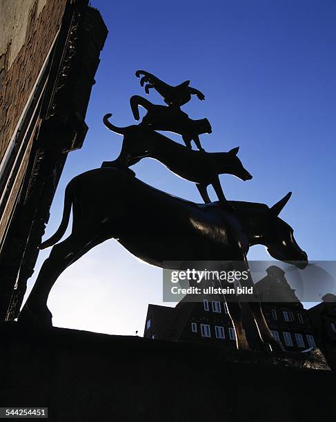 Deutschland, Bremen Skulptur der Bremer Stadtmusikanten am Marktplatz, Maerchenfiguren, Esel, Hund, Katze, Hahn, Bremen, Weser, Freie Hansestadt -...