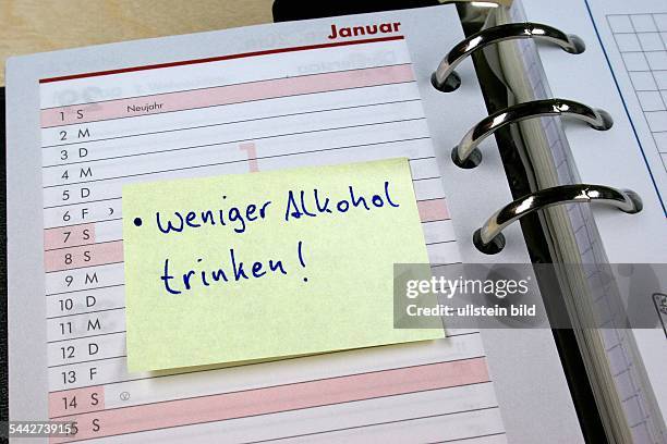 Symbol Neujahrsvorsatz, gute Vorsätze zum neuen Jahr, Post-it Merkzettel in einem Notizbuch mit dem Vorsatz "weniger Alkohol trinken!"- 2006