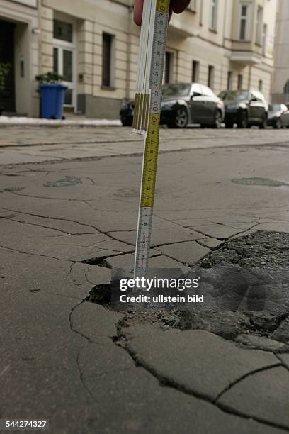 Deutschland, Berlin, Schlaglöcher auf Berliner Strassen, Schlagloch in der Glinkastrasse in Mitte