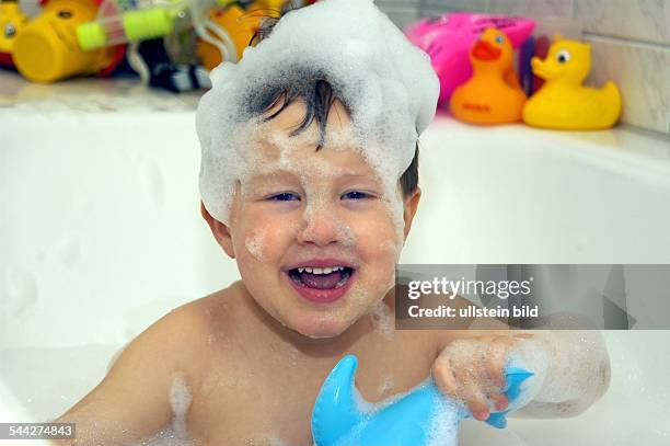 Baden , Kleiner Junge in der Badewanne mit Badeschaum auf dem Kopf