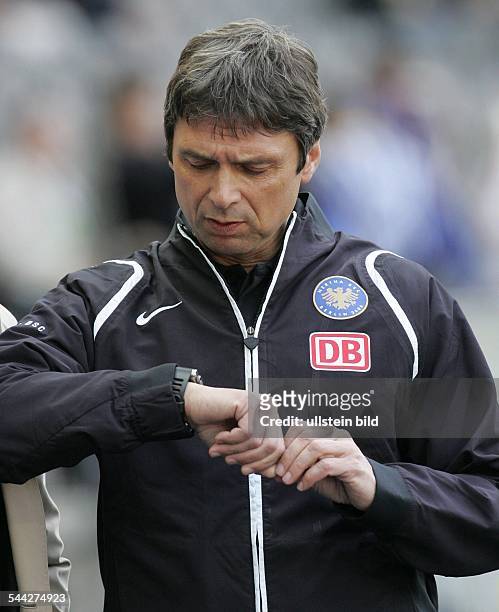 Karsten Heine - Trainer, Hertha BSC Berlin, D: schaut auf seine Armbanduhr