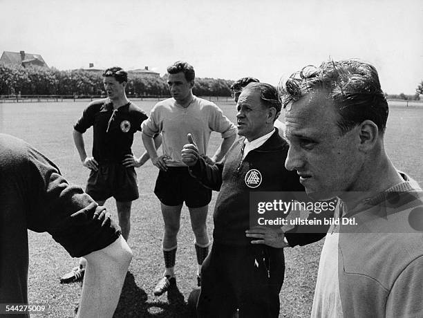 Fussball-WM Schweden 1958: Horst Szymaniak, Alfred Schmidt, Bundestrainer Sepp Herberger und Uwe Seeler bei einer Besprechung.