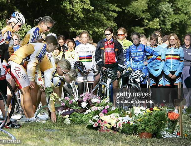 Radrennen; Thüringen-Rundfahrt;Radrennsportlerinnen trauern an der Unfallstelle, wo die Rad-Rennfahrerin Amy Gillett bei einem Unfall am 18. Juli...