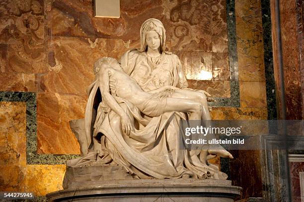 Vatikan: Pieta von Michelangelo im Petersdom.