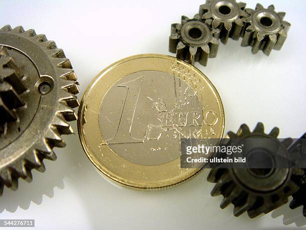 Symbol Wirtschaft, Finanzen, Wirtschaftskreislauf, Finanzwelt, Geschäftswelt, Geldkreislauf, Zahnräder und 1 Euro Münze