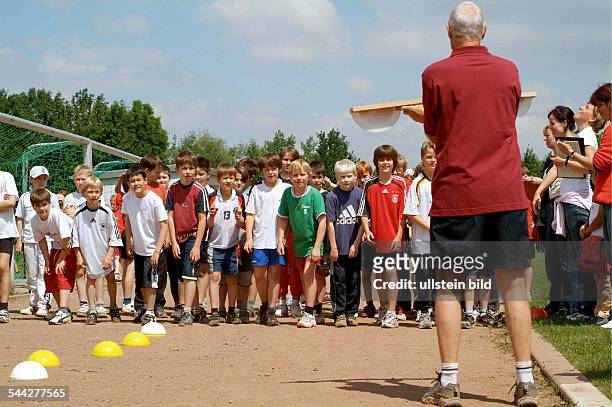 Schulsport, Bundesjugendspiele 2006 an einer Aachener Grundschule. Schüler am Start zum 800 m Lauf warten auf das Startzeichen des Sportlehrers