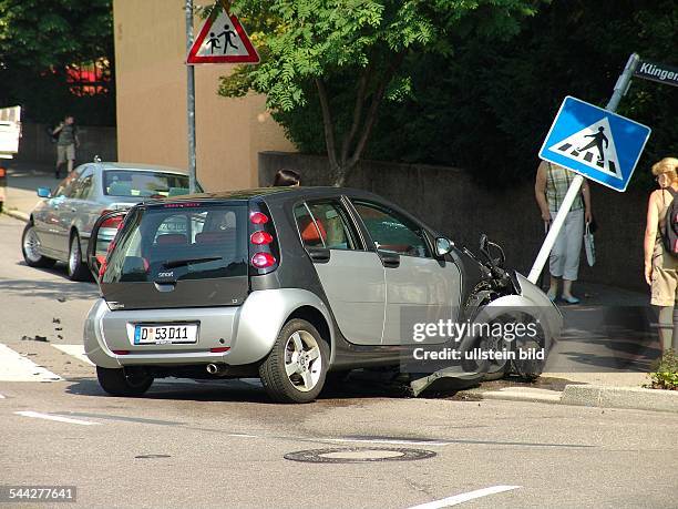 Verkehrunfall, Auto ist an einem Zebrastreifen gegen ein Verkehrsschild gefahren