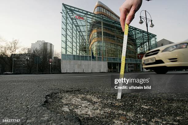 Deutschland, Berlin - Tiergarten, Schlaglöcher auf Berliner Strassen, Schlagloch vor der CDU-Parteizentrale am Lützowplatz / Klingelhöferstrasse