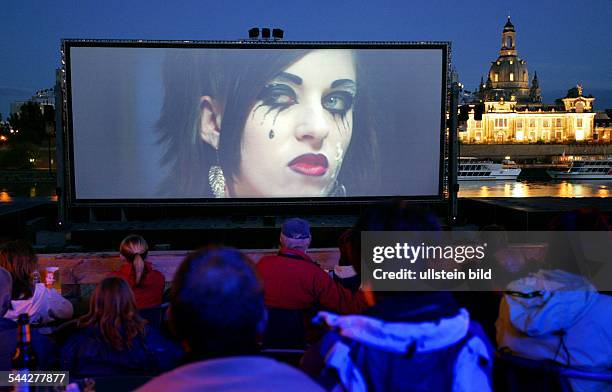 Deutschland, Sachsen, Dresden, Freilicht - Kino "Filmnaechte" am Elbufer - gegenueber der Dresdner Altstadt-