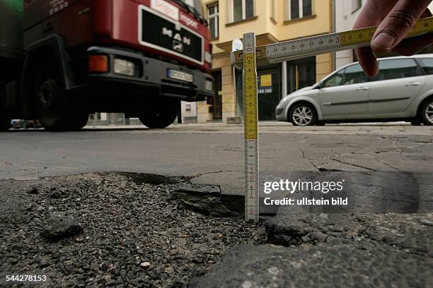 Deutschland, Berlin, Schlaglöcher auf Berliner Strassen, Schlagloch in der Glinkastrasse in Mitte