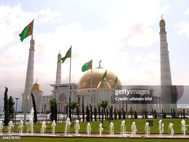 Turkmenistan, Kiptschak: Groesste Moschee Zentralasiens in dem Geburtsort des ehemaligen Staatschefs Saparmurat Atajewitsch Nijasow, der in dem...