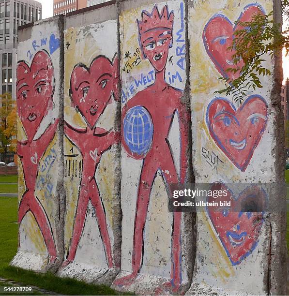 Deutschland, Berlin, Potsdamer Platz, Original-Segmente der Berliner Mauer mit Motiven des Kuenstlers Kiddy Citny.