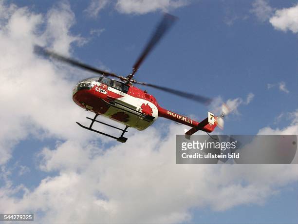 Rettungshubschrauber der Deutschen Rettungsflugwacht DRF bei einem Notarzt-Einsatz