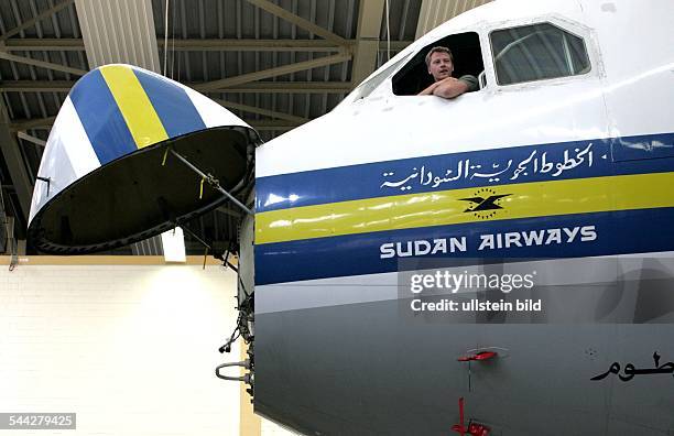 Deutschland, Sachsen, Dresden - Ein Flugzeugmechaniker schaut auf dem Gelaende der EADS EFW GmbH in Dresden aus dem Cockpit eines Airbus-Flugzeuges...