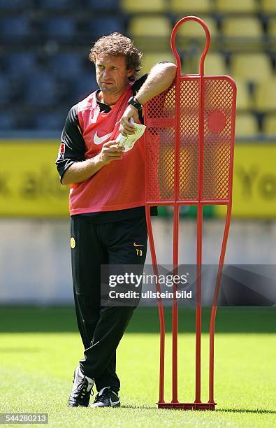 Thomas Doll - Trainer, Borussia Dortmund, D: lehnt an einem Figuren-Aufsteller einer Freistoss-Uebungsmauer beim Training