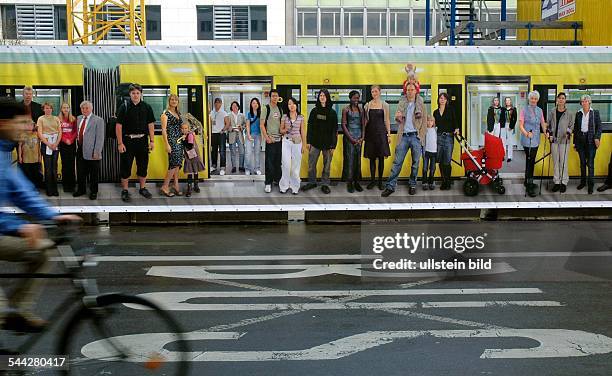 Deutschland, Berlin - Mitte: Montage des laengstenGruppenfotos der Welt am Bauzaun BVG-Baustelle der U-Bahn U 55 Unter den Linden. Der Berliner...