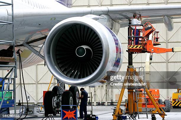 Deutschland, Sachsen, Dresden - Ein Flugzeugmechaniker arbeitet auf dem Gelaende der EADS EFW GmbH in Dresden an einer Tragflaeche eines...