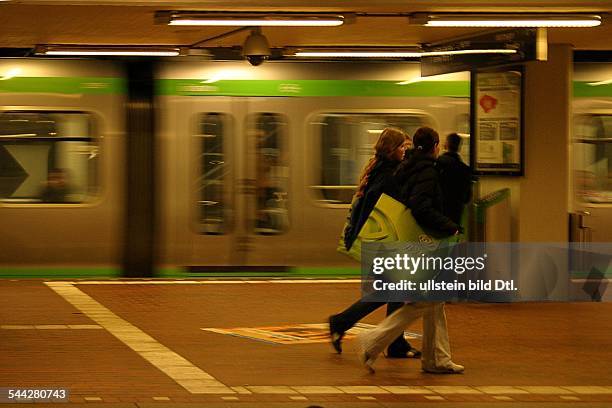 Deutschland, Niedersachsen, Hannover, U-Bahn, Videoueberwachung auf dem Bahnsteig