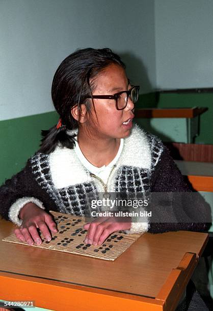 Tibet, Lhasa: Strak sehbehindertes Mädchen in der von der deutschen Tibetologin Sabriye Tenberken gegründeten Blindenschule.