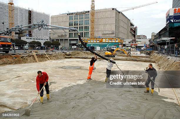 Deutschland, Berlin - Mitte: Grossbaustelle Alexanderplatz, Baugrube, Bahnhofsdecke zum U2-Bahnsteig bekommt eine neue Beton- Zwischenschicht. Im...