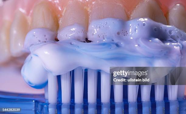 Zahnpflege, Zähne putzen mit Zahnpasta und Zahnbürste