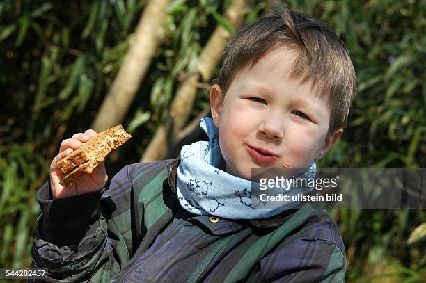 Deutschland, Junge isst ein Butterbrot !