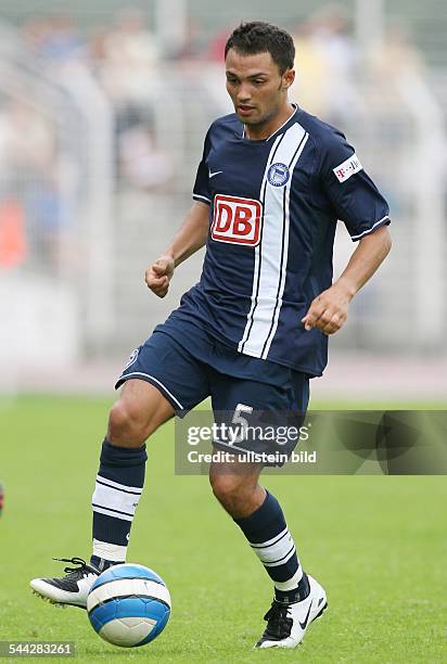 Sofian Chahed - Abwehrspieler, Hertha BSC Berlin, D: in Aktion am Ball