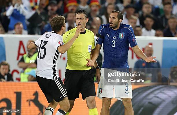 Thomas Mueller of Germany argues with Giorgio Chiellini of Italy during the UEFA Euro 2016 quarter final match between Germany and Italy at Stade...